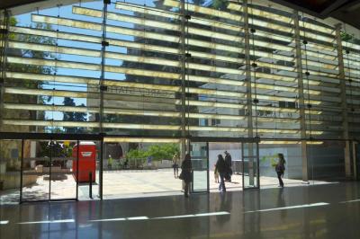 Das einzigartige Material kann für Sonnenschutzplatten genutzt werden – wie im Bahnhof von Monaco. Foto: Dymax / LUXINOV