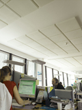 Eine optimale Akustik steigert das individuelle Wohlbefinden auch am Arbeitsplatz - hier ein Callcenter - und wirkt für die Beschäftigten als subjektiv empfundener 