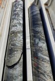 Foto 1: Charakteristische hochgradige Goldmineralisierung bei Main Hill in Bohrloch 25MYDD012. Der NQ-Kern (Durchmesser von 47,6 mm) stammt von 274 bis 276 m und ist Teil des Abschnitts von 7 m mit 2,66 g/t Au. Der linke Kern stammt aus einer Tiefe von 274 bis 275 m und weist einen Gehalt von 4,12 g/t Au auf, während der rechte Kern aus einer Tiefe von 275 bis 276 m stammt und einen Gehalt von 2,9 g/t Au aufweist. Foto 1: Charakteristische hochgradige Goldmineralisierung bei Main Hill in Bohrloch 25MYDD012. Der NQ-Kern (Durchmesser von 47,6 mm) stammt von 274 bis 276 m und ist Teil des Abschnitts von 7 m mit 2,66 g/t Au. Der linke Kern stammt aus einer Tiefe von 274 bis 275 m und weist einen Gehalt von 4,12 g/t Au auf, während der rechte Kern aus einer Tiefe von 275 bis 276 m stammt und einen Gehalt von 2,9 g/t Au aufweist.