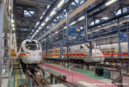 Blick in die ICE-Triebwagenhalle im Bahnbetriebswerk Berlin-Rummelsburg