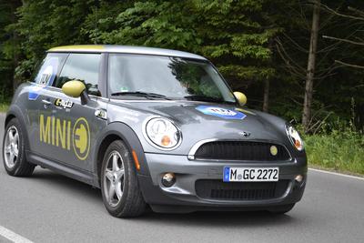 Hochspannung: Sicherheitspartner TÜV SÜD schickt selbst zwei Teams zur Rallye und nimmt die Strecke nach St. Moritz im Mini E unter die Räder / Foto: TÜV SÜD