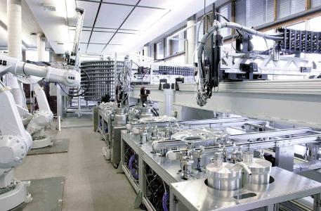 Die Dosieranlagen DM 40x von Sonderhoff tragen Fermapor® K31 FAST-CURE Schaumdichtungen konturgenau auf die Tür-Module auf, während der 6-Achsen-Roboter für dass Teilehandling