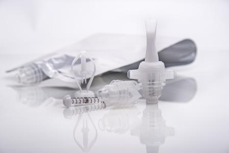 Beutelverpackung mit Einschweiß-Ausgießer: Innovatives Dosiersystem für luftfreie, hygienische Entnahme von Pöppelmann FAMAC®