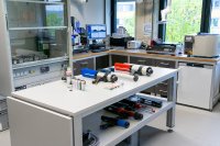 Neue Räumlichkeiten zum Kleben in der Modellfabrik des SKZ. Foto: Michael Heilig, SKZ)