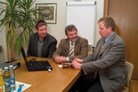 Wirtschaftsförderer Klaus Walther (Stadt Würzburg) und Armin Stumpf (Landkreis Würzburg) im Gespräch mit Fördermittelberater Peter Stuckert (PNO) Bild: CTW Wirtschaftsförderer Klaus Walther (Stadt Würzburg) und Armin Stumpf (Landkreis Würzburg) im Gespräch mit Fördermittelberater Peter Stuckert (PNO) Bild: CTW