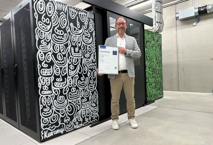 2025-03-25_Serverhotel2_Steffen Merz mit TSI-Zertifikat_web2.jpg