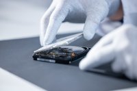 Festplatten Datenrettung RecoveryLab.jpg DJ Musik-Dateien erfolgreich wiederhergestellt DATA REVERSE.jpg DATA REVERSE® rettet Daten nach Männertags-Pannen. Ein zerstörtes Smartphone, eine durchnässte SD-Karte und eine defekte Festplatte führten zu drei akuten Datenverlusten – von Hochzeitsvideos bis hin zu Bauprotokollen. Dank Reinraumtechnik und forensischer Analyse konnten alle Daten wiederhergestellt werden. Die Fälle zeigen: Ohne Backup hilft nur noch professionelle Datenrettung. Festplatten Datenrettung RecoveryLab.jpg DJ Musik-Dateien erfolgreich wiederhergestellt DATA REVERSE.jpg DATA REVERSE® rettet Daten nach Männertags-Pannen. Ein zerstörtes Smartphone, eine durchnässte SD-Karte und eine defekte Festplatte führten zu drei akuten Datenverlusten – von Hochzeitsvideos bis hin zu Bauprotokollen. Dank Reinraumtechnik und forensischer Analyse konnten alle Daten wiederhergestellt werden. Die Fälle zeigen: Ohne Backup hilft nur noch professionelle Datenrettung.