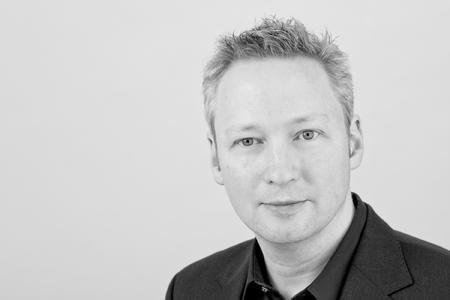 Markus Baars, Partnermanager bei OXID eSales, begrüßt nionex als Enterprise Solution Partner