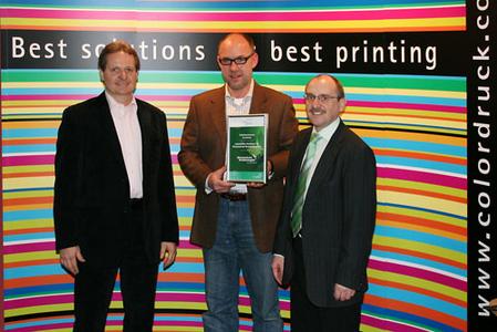 Joachim Beigel (ColorDruckLeimen), Andreas Weckwert (natureOffice) und Stafan Fickinger (ColorDruckLeimen) bei der Zertifikatsübergabe.