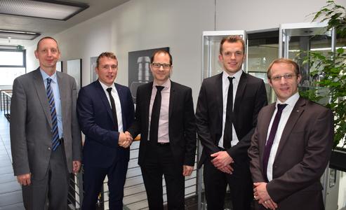 BU 0: Christoph Hauck (2.v.l.) und Stefan Auernhammer (2.v.r.) von Toolcraft bei der Vertragsunterzeichnung mit den Herren Dr. Thomas Brockhoff, Gerd Weber und Dr. Kai Schimanski von Premium AEROTEC (v.l.n.r.)