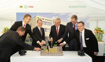 An der Grundsteinlegung des neuen Schaeffler-Werkes Svitavy nahm auch der Präsident der Tschechischen Republik, Miloš Zeman, teil (3. von rechts). Weiterhin (von links) Jan Goláň (Werkleiter INA Lanskroun), David Šimek (Bürgemeister Svitavy) und Martin Netolický (Landeshauptmann Pardubice) sowie Oliver Jung (Schaeffler-Vorstand für Produktion, Logistik und Einkauf, 2. von rechts) und Jaroslav Patka (COO Schaeffler-Region Europa, rechts)
