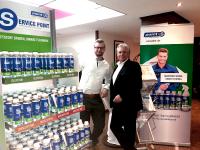 Jonas Jeskolski (Servicetechniker, links) und Hans-Jürgen Schmidt (Vertriebsleiter National, bluechemGROUP) präsentieren die Produkte für point S