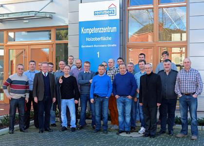 Insgesamt 19 Fensterbauer aus Polen besuchten zusammen mit zwei Vertretern der Remmers-Niederlassung Polen das neue Kompetenzzentrum Holzoberfläche in Löningen. Bildquelle: Remmers AG, Löningen