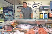 Fischsommelier aus Gelsenkirchen mit bestem mobilen Fisch-Fachgeschäft 2022 - Marvin Tidili von Fischhandel Tidili mit Verkaufsanhängern von BORCO HÖHNS auf Märkten in Bochum, Essen oder Gelsenkirchen