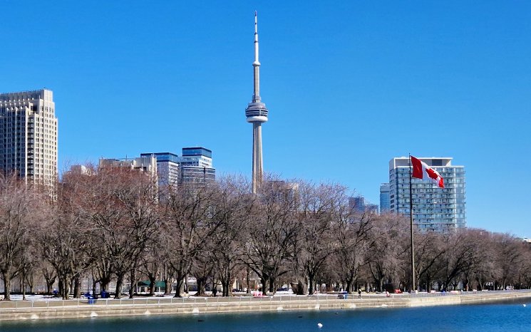 Toronto vom Lake Ontario aus mit CN Tower und Flagge_Junker_CONNEKTAR.jpg