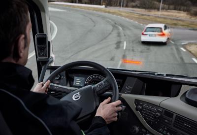 Per Kamera und Radar überwacht das System vorausfahrende Fahrzeuge. Bei drohender Kollisionsgefahr wird der Fahrer mit mehrstufigen Licht- und Tonsignalen gewarnt