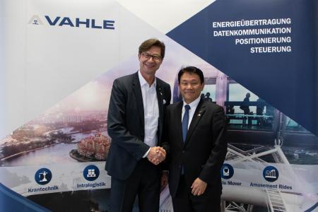 Achim Dries (CEO VAHLE Group) und Mitsutoshi Shigeta (Panasonic Corp.) I (Foto: VAHLE)