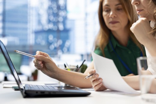 arbeitgeber-nutzen-laptop-gerate-um-qualifizierte-kandidaten-durch-stellenanzeigen-zu-finden.jpg