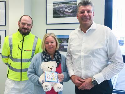 Benjamin Mucha (l.), Betriebsleiter der GREIWING logistics for you GmbH am Standort Duisburg, und Axel Kiekow, Geschäftsführer der avoda PersonalService GmbH, überreichten im Namen der GREIWING-Mitarbeiter die Spende an Sibylle Franke von dem Malteser Hospiz St. Raphael in Duisburg. (Foto: GREIWING)