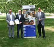 (Von links): Sven Krüger (SES Energiesysteme GmbH) und Jan Kolmann (Metallbau JanKo Adamczyk GmbH) erhielten die Gütesiegel-Urkunde von BGHM-Experte Peter Mäß (Quelle: BGHM) (Von links): Sven Krüger (SES Energiesysteme GmbH) und Jan Kolmann (Metallbau JanKo Adamczyk GmbH) erhielten die Gütesiegel-Urkunde von BGHM-Experte Peter Mäß (Quelle: BGHM)
