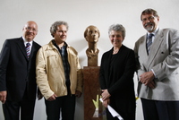 Feierliche Übergabe: Schulleiter Dr. M. Gleitze, Künstler P. Vá?a, die Vorsitzende des Alice-Salomon-Archivs in Berlin, A. Feustel und der Vorsitzende des Schulausschusses der R.H., W. Abicht (v. l.)enthüllte gestern die Alice-Salomon-Büste