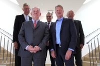 Vorn links im Bild: der scheidende Vorsitzende des Vorstands Dr. Rolf Pohlig. Rechts daneben sein Nachfolger – Dr. Hans Bünting. Dahinter (v. l. n. r.) Georg Schachner (stellv. Vorsitzender), Prof. Dr. Werner Klaffke (geschäftsführendes Vorstandsmitglied) und Dr. Jürgen Rupp (Vorsitzender des Kuratoriums).