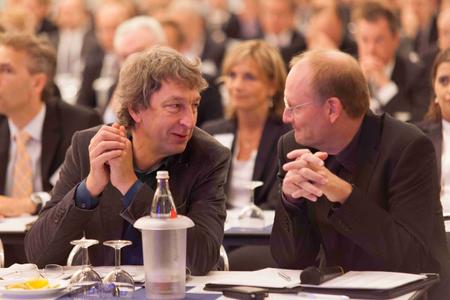 Matthias Bongard vom WDR-Hörfunk (links) und ARD-Wetterexperte Sven Plöger (rechts) moderieren den e.day 2013. Bildquelle: Oliver Nauditt