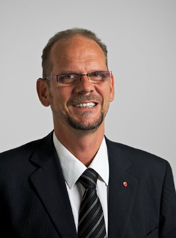 Dr. Dirk Hochstrate Portrait RGB.jpg