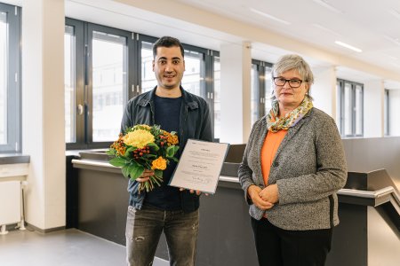 Die Aufnahme zeigt den DAAD-Preisträger Radwan Al Bakkour gemeinsam mit Rektorin Prof. Dr. Karin Luckey