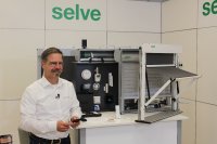 Mit Guido Schildbach nah dran und live dabei: Im reaktivierten Lüdenscheider TV-Studio präsentierte der SELVE-Schulungsleiter per Videokonferenz für Fachkunden die Neuheiten und Highlights von 2022.