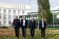 Neue Flächen für Wohnen, Gewerbe und Naherholung: Durch den massiven Umbau des Dortmunder Standortes in den letzten 20 Jahren und seine Ausrichtung auf hochwertige Veredelungsprozesse benötigt thyssenkrupp Steel heute auf der Westfalenhütte deutlich weniger Platz. Die freigewordenen Flächen übergeben Klaus Janhofer (vierter von links) und Dr. Jens Reichel (dritter von links) von thyssenkrupp Steel an die Stadträte Ludger Wilde (zweiter von links) und Arnulf Rybicki (erster von links) Neue Flächen für Wohnen, Gewerbe und Naherholung: Durch den massiven Umbau des Dortmunder Standortes in den letzten 20 Jahren und seine Ausrichtung auf hochwertige Veredelungsprozesse benötigt thyssenkrupp Steel heute auf der Westfalenhütte deutlich weniger Platz. Die freigewordenen Flächen übergeben Klaus Janhofer (vierter von links) und Dr. Jens Reichel (dritter von links) von thyssenkrupp Steel an die Stadträte Ludger Wilde (zweiter von links) und Arnulf Rybicki (erster von links)
