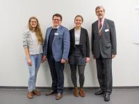 Dr. Hubertus Hess-Grunewald, Präsident SV Werder Bremen, (2. v. l.) und Jürgen-Peter Henckel, Kanzler a. D. der Hochschule Bremen, mit Stipendiatinnen des Deutschlandstipendiums (r.)
