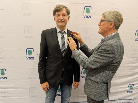 Pressebild_Goldene Ehrennadel_Volker Rosenberger(2).jpg