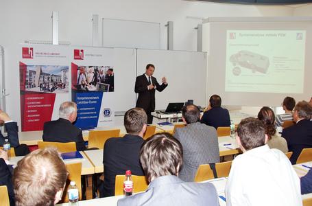 Die Ergebnisse des Forschungsprojektes "LeitHyp" präsentierte Sergej Diel (Kompetenzzentrum Leichtbau der Hochschule Landshut LLK), Foto: Hochschule Landshut