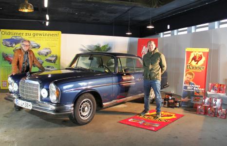 Der 1. Preis, ein Mercedes-Benz 280 SE Coupé, ging an den glücklichen Gewinner Jürgen Buck (re.). Links im Bild: Reinhard Schade, Marketingleiter der Lebenshilfe Gießen e.V.