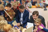 Gemeinsam mit Plates Bürgermeister Ronald Radscheidt (v. r.) widmete sich Thomas Murche direkt dem Aufbau des begehrten Holzspielzeugs. Foto: WEMAG/Nele Marschner Gemeinsam mit Plates Bürgermeister Ronald Radscheidt (v. r.) widmete sich Thomas Murche direkt dem Aufbau des begehrten Holzspielzeugs. Foto: WEMAG/Nele Marschner
