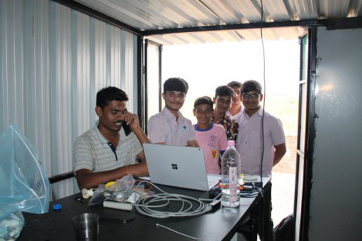 Pic3_Indian_students_with_desalination_plant.JPG