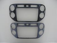 Die bereits nach dem Spritzgießen hochglänzende Blende erhält einen einschichtigen, semitransparenten Lackauftrag. Erforderlich dafür ist eine absolut partikel- und filmfreie Oberfläche. 