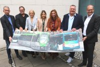 Gehen in Zukunft gemeinsame Wege: Rainer Weber (v.l.; Betriebsratsvorsitzender von regiobus), Wolfgang Toboldt (Aufsichtsratsvorsitzender der regiobus), Regina Oelfke (ÜSTRA Vorständin Finanzen & Recht sowie Geschäftsführerin regiobus), Elke Maria van Zadel (Vorstandsvorsitzende ÜSTRA und Geschäftsführerin regiobus), Denise Hain (ÜSTRA Arbeitsdirektorin, Vorständin Betrieb & Personal sowie Geschäftsführerin regiobus), Christian Bickel (Betriebsrats- sowie stellv. Aufsichtsratsvorsitzender der ÜSTRA) und Ulf-Birger Franz, Verkehrsdezernent der Region Hannover. / Copyright: Pförtner/Region Hannover