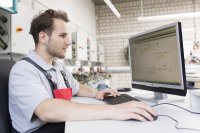  Nach dem Schulabschluss ist eine berufliche Ausbildung in einem Handwerksberuf ein erster großer Schritt auf der Karriereleiter nach oben. Foto: amh-online.de