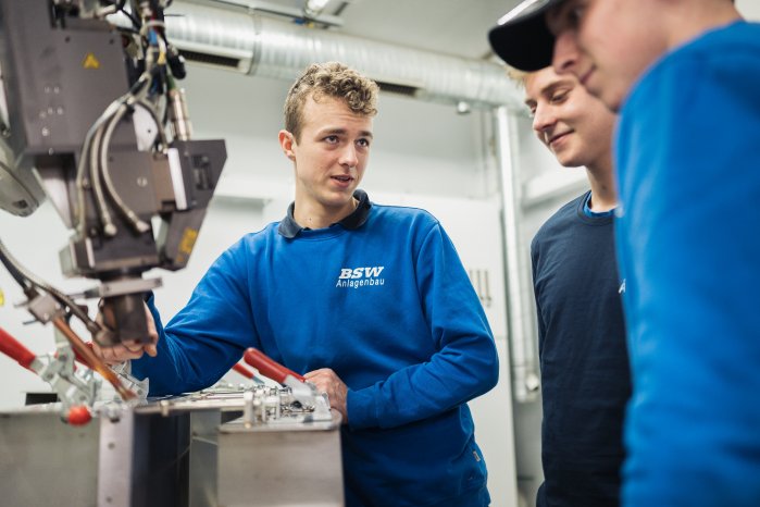 Tobias Melches erklärt den Auszubildenden den Laserschweiß-Roboter_1.jpg