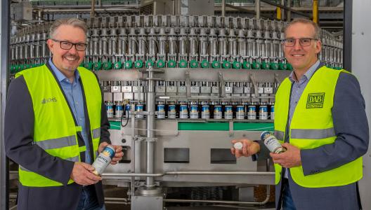Dirk Dünnhaupt (l.), KHS-Vertriebsmanager für Nordrhein-Westfalen, und Steffen Krauß, Leiter Technik Dortmunder Brauereien, freuen sich auf die neue Abfüllanlage, die im November an der Steigerstraße in Betrieb gehen soll.