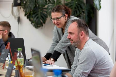 Am Laptop kann Beate Volkmann dem Teilnehmer Lars Jahnke gleich das richtige Einpflegen der Stammdaten erklären