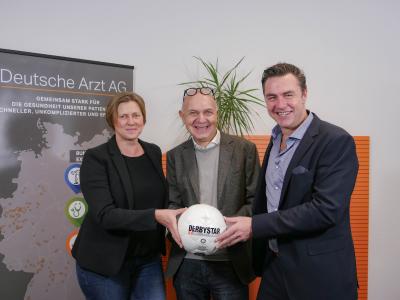 FVM-Präsident Bernd Neuendorf überglücklich über die neue starke Partnerschaft, umgeben von NOVOTERGUM Geschäftsführer Markus Schattling (r.) und der Bereichsleitung für Unternehmensentwicklung Andrea Niehaus.