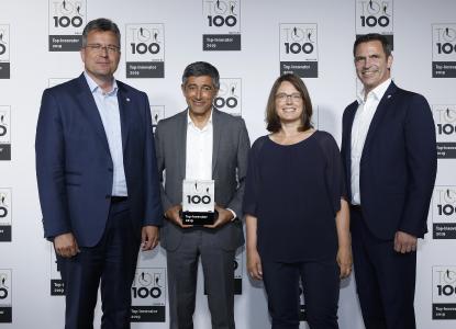 Ranga Yogeshwar, Fernsehjournalist und Mentor des Wettbewerbs (2.v.l.) mit Dr. Andreas Bastin, Vorstandsvorsitzender der Masterflex Group, Heike Friedrichsen, Marketing-Referentin und Christian Horstkötter, Vertriebsleiter Europa (Bildquelle: KD Busch / compamedia)