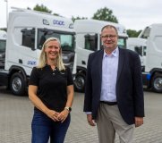 Svea Ritter (Account Managerin Scania Finance) und Michael Dommermuth (Geschäftsführer PAPE Transporte)