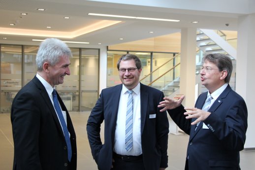 Pinkwart im Gespräch mit Professoren Witte und Lohweg.JPG