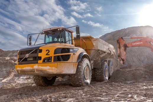 Die OTR-Premiumreifen von Bridgestone unterstützen die Gebrüder Dorfner GmbH & Co. mit herausrag.jpg