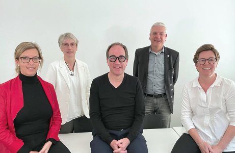 Im Bild von links nach rechts: Dr. Monica Bravo Granström, Dr. Birgit Stadler, Dr. Ulrich Wacker, Jan Ihwe (bisheriger 1. Sprecher und neuer Geschäftsführender Vorstand der DGWF auf Bundesebene), Dr. Alexandra Jürgens / Foto: privat