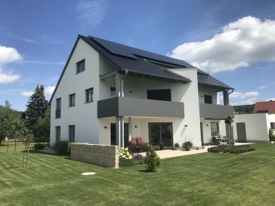 Familie Popp erzeugt mit einer Photovoltaik-Anlage und einer Wärmepumpe klimaschonend Energie für den Haushalt, die Raumheizung und das warme Wasser sowie das Elektroauto. Foto: Gerhard Popp